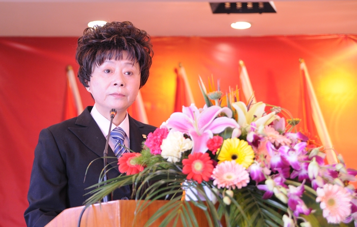 華億國際副總經理章國琴宣讀2013年度表彰先進的決定