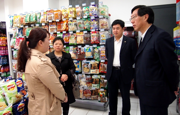 楊艷菁總經理介紹超市貨品供應鏈