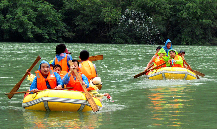 華億花球影城會員乘皮筏開始激情漂流之旅
