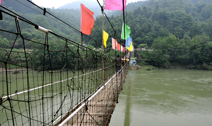 驚險刺激的溜索橋項目