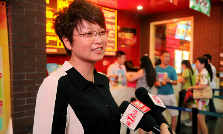 偉晨文化公司總經理孫艷接受媒體采訪