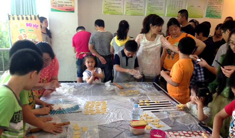 4孩子和父母一起制作造型各異餅干