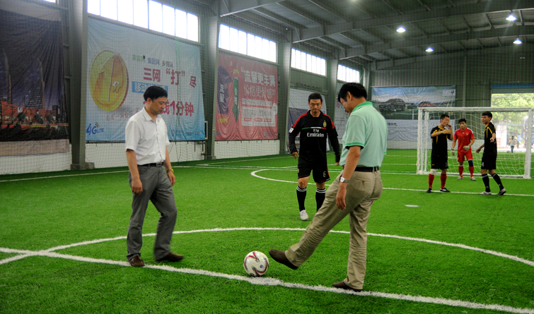 領(lǐng)導(dǎo)為首屆“華億杯”五人制足球賽揭幕戰(zhàn)開(kāi)球