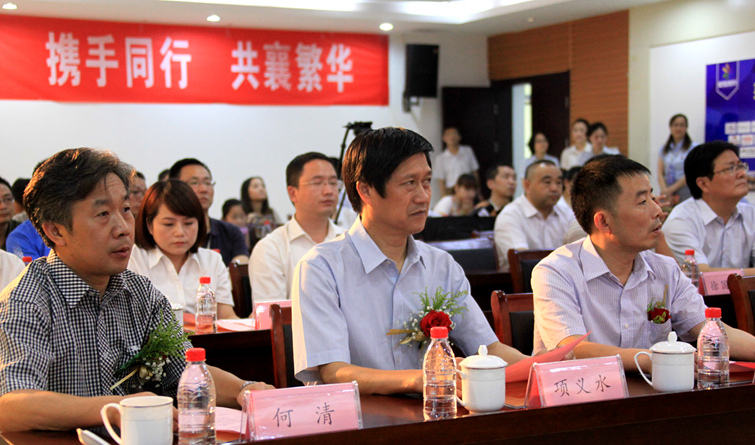 華億集團(tuán)董事長(zhǎng)項(xiàng)義水參加簽約儀式