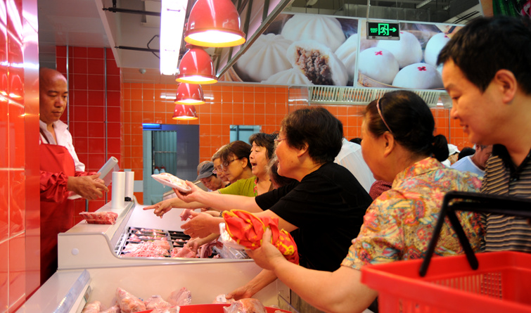 顧客搶購新鮮肉品
