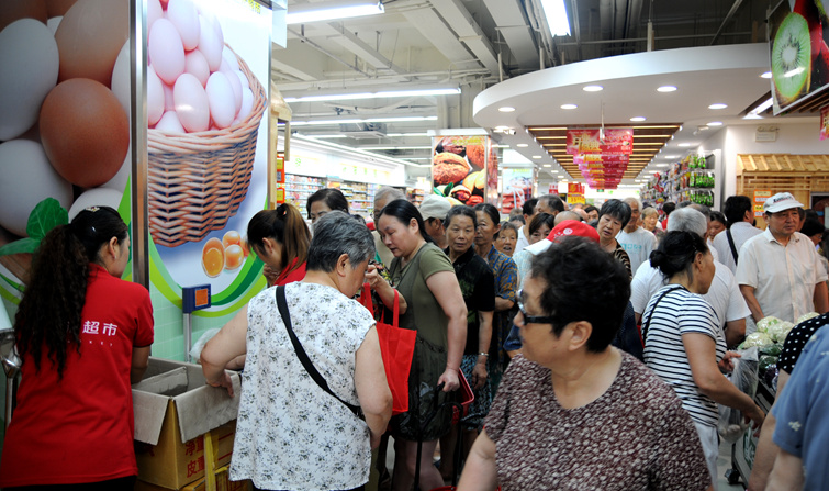 居民排隊選購特價雞蛋