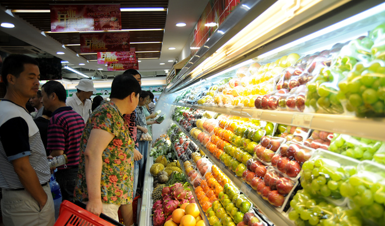 顧客選購精品水果