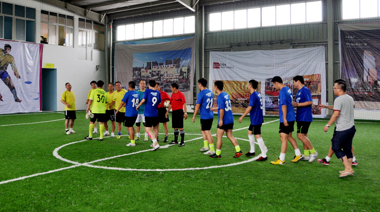 賽前雙方隊(duì)員相互握手以示友好