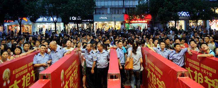 華億國際B座門前排隊盛況