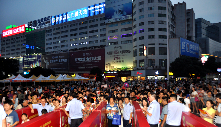 華億國(guó)際A座門(mén)前排隊(duì)盛況