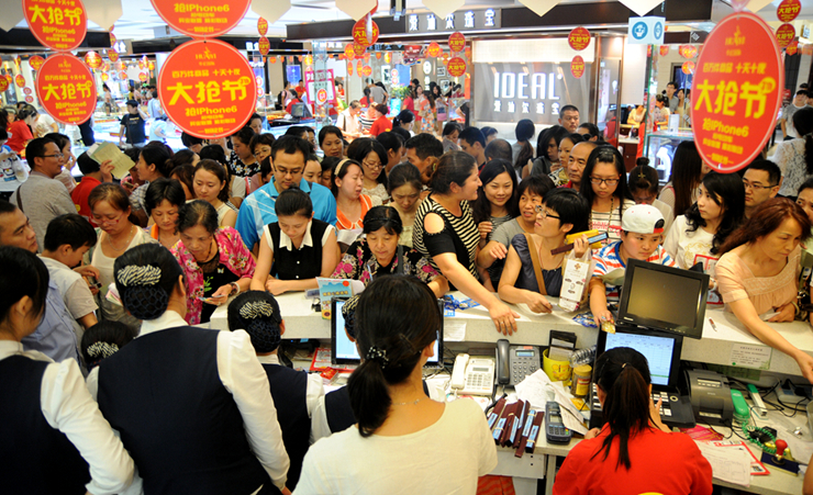 消費(fèi)者排隊(duì)付款