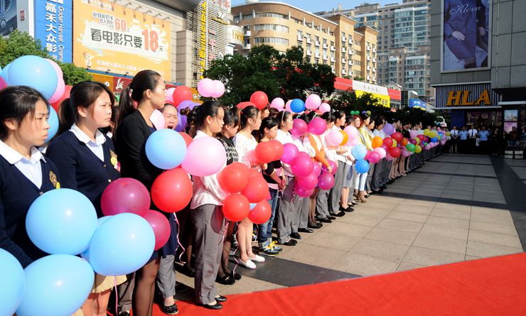 千余名華億員工身著整齊的服裝,手持五彩氣球參加升旗儀式