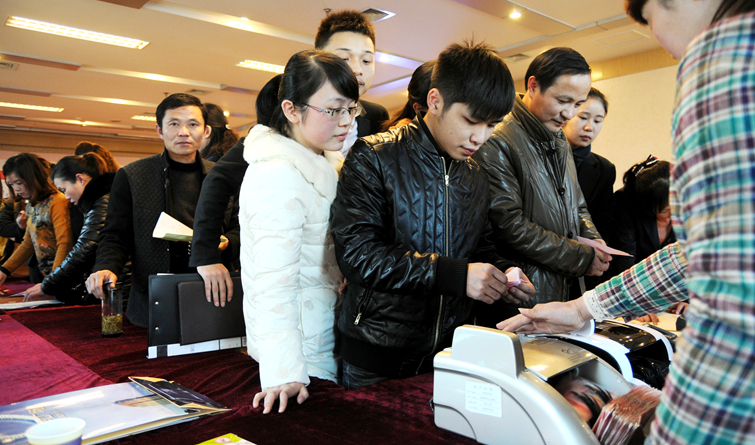 開(kāi)盤(pán)選房開(kāi)始,客戶排隊(duì)預(yù)付定金