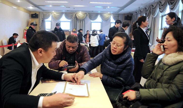 意向客戶與置業(yè)顧問(wèn)交流,了解商鋪情況