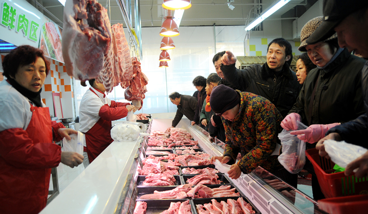 消費者選購新鮮肉品