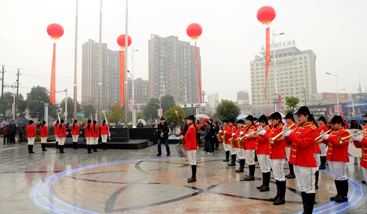 華億廣場(chǎng)試營(yíng)業(yè)前舉行升旗儀式