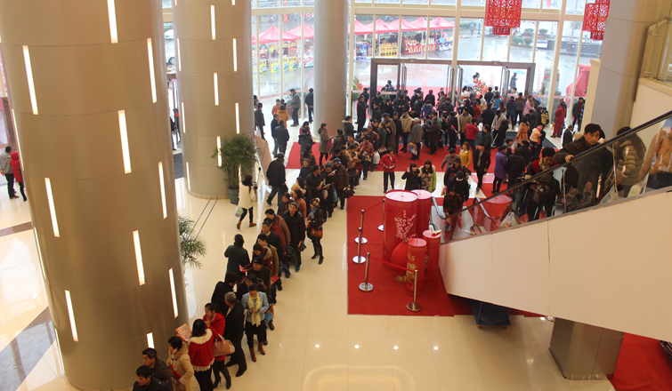 消費(fèi)者排隊(duì)領(lǐng)取禮品