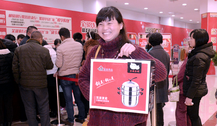 顧客購(gòu)物中獎(jiǎng)喜笑顏開(kāi)