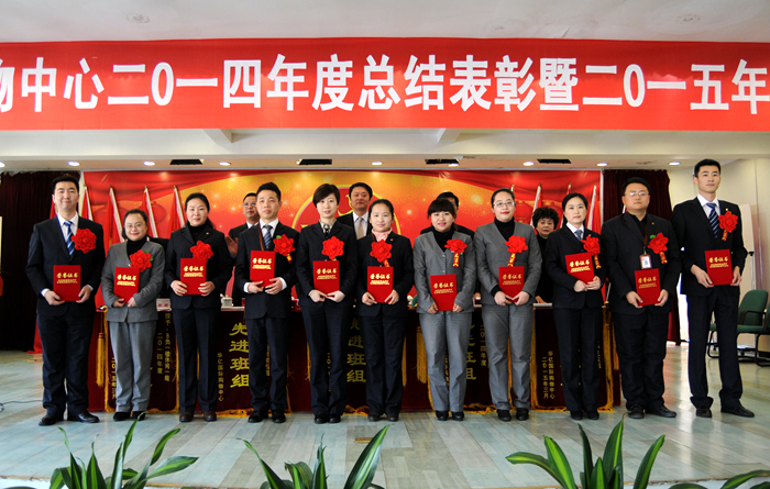 先進個人代表上臺領獎并合影