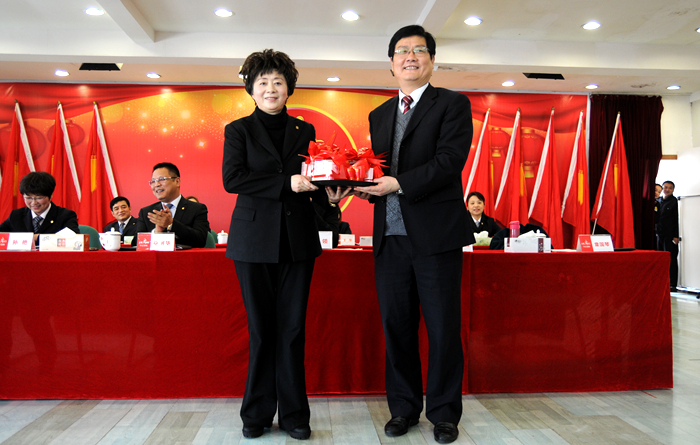 集團黨委書記、副總裁陳愛國為華億國際集體頒發現金大獎