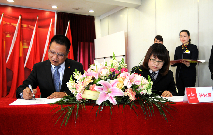 張樹華總經理與華億國際旗艦店店總王萍簽訂2015年度《經營管理目標責任書》和《安全消防責任書》