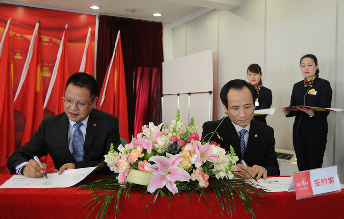 張樹華總經理與阜陽華億國際總經理陳朝暉簽訂2015年度《經營管理目標責任書》和《安全消防責任書》