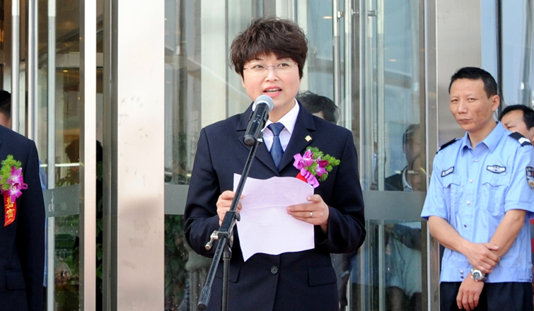 華億國(guó)際副總經(jīng)理孫艷主持開(kāi)業(yè)儀式