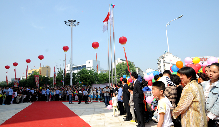 五星紅旗和華億司旗迎風(fēng)飄揚(yáng)