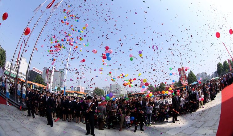 開(kāi)業(yè)儀式現(xiàn)場(chǎng)禮花齊放、彩球齊飛