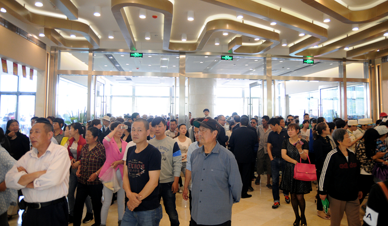 市民涌入華億國(guó)際星隆店