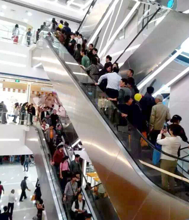 華億國(guó)際星隆店電梯上擠滿了消費(fèi)者