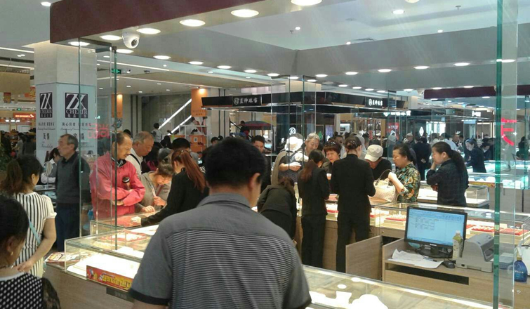 華億國(guó)際星隆店人氣火爆