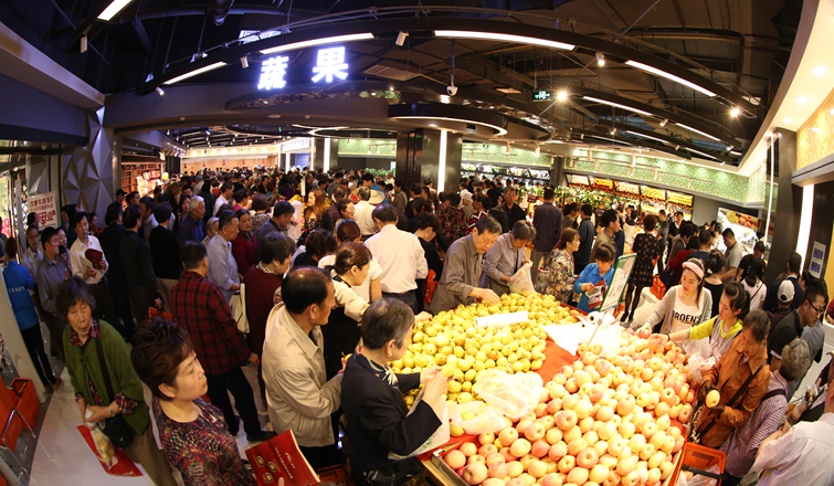 華億生活超市星隆店內(nèi)人潮涌動(dòng)