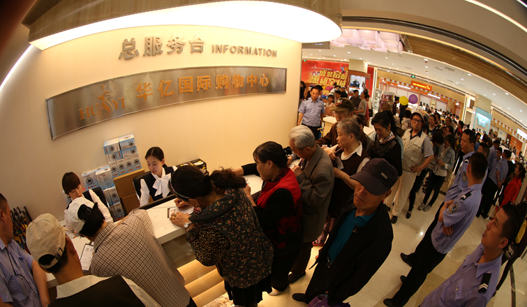 開(kāi)業(yè)后,華億國(guó)際星隆店瞬間形成了一片人海