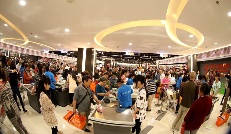 華億生活超市星隆店收銀臺(tái)付款的消費(fèi)者排起了長(zhǎng)隊(duì)伍