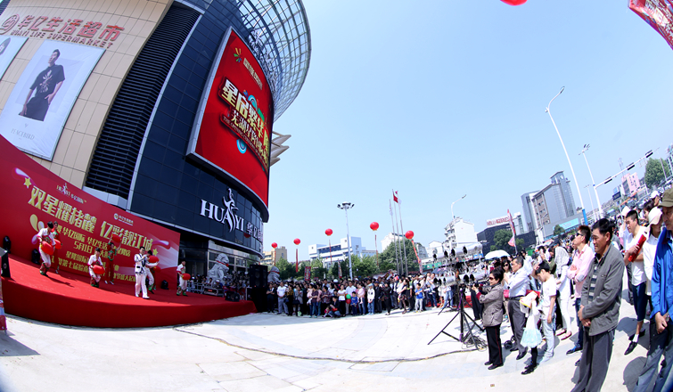 精彩的節(jié)目表演,吸引了眾多市民駐足觀看