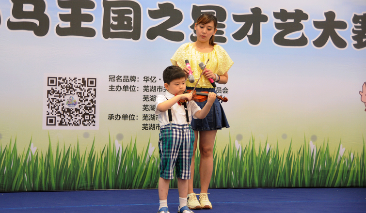小朋友演奏小提琴