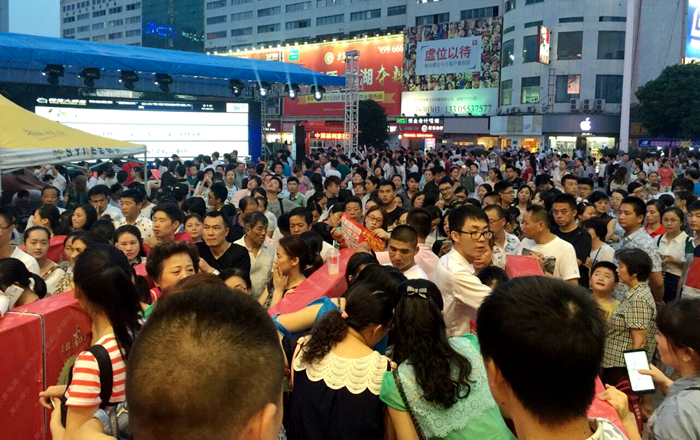 大搶節(jié)開門前人山人海