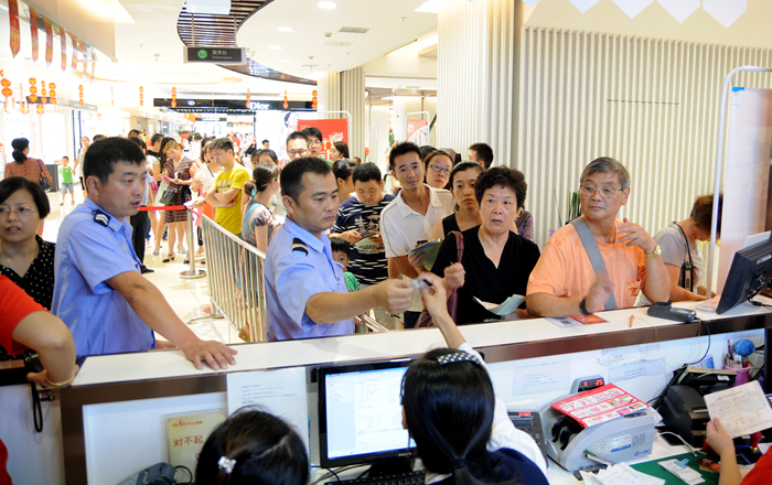 收銀臺(tái)前消費(fèi)者排隊(duì)付款