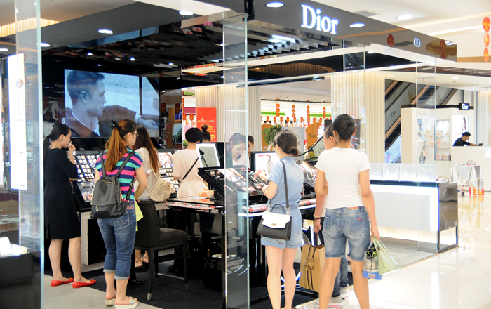 化妝名品專柜活動(dòng)豐富吸引消費(fèi)者購買