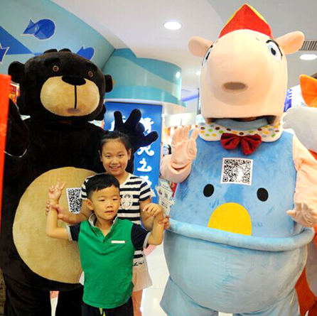 大搶節(jié)期間小馬王國人偶與小朋友親情互動(dòng)