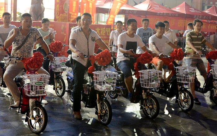 顧客成功搶得電動(dòng)車