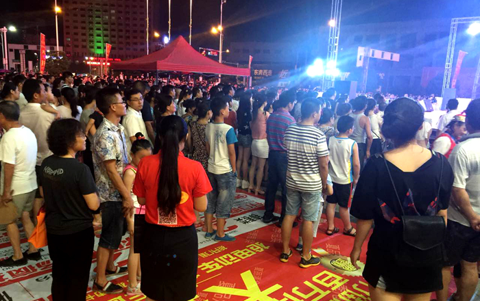 繁昌華億廣場門前人頭攢動(dòng)