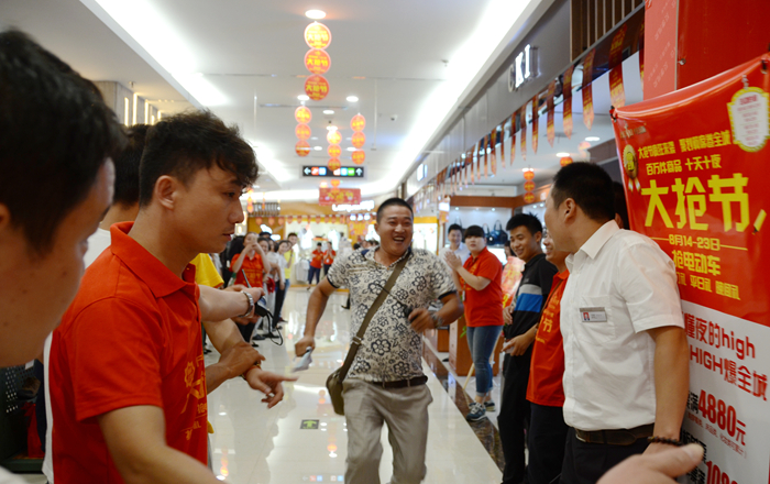 阜陽顧客飛奔至電動(dòng)車獎(jiǎng)品兌換點(diǎn)