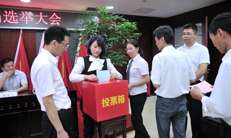 黨員進(jìn)行無記名投票