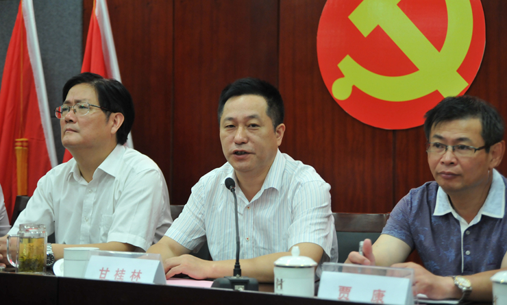 鏡湖區(qū)區(qū)委常委、組織部部長甘桂林講話