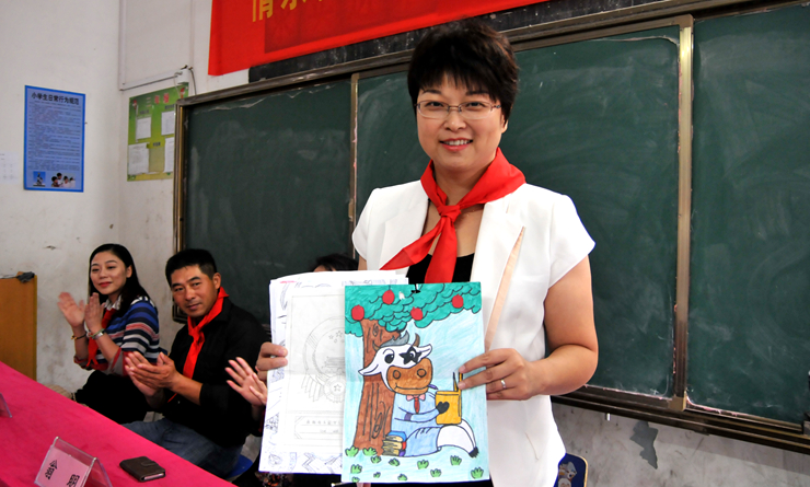 學生代表向孫艷副書記贈送了自己精心描繪的圖畫