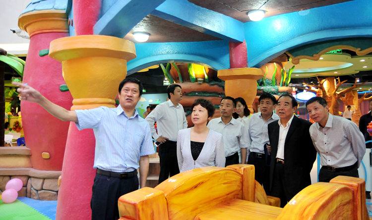 項義水董事長向嘉賓介紹小馬王國項目