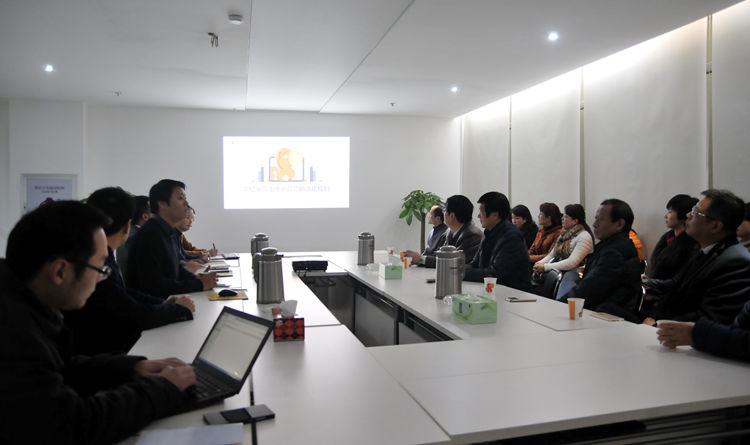 調(diào)研團(tuán)一行在華億樂(lè)購(gòu)電商公司總部聽(tīng)取華億樂(lè)購(gòu)創(chuàng)始項(xiàng)領(lǐng)介紹項(xiàng)目情況