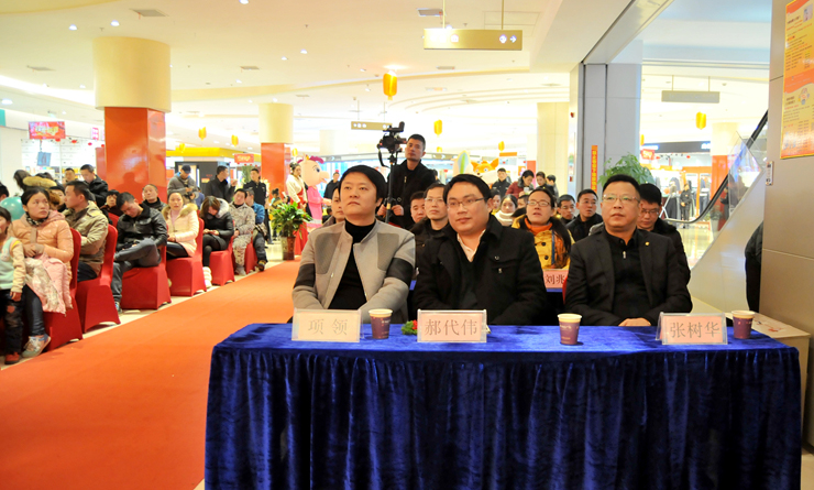 繁昌縣委常委、組織部長郝代偉與華億集團(tuán)總裁項(xiàng)領(lǐng)共同見證品牌簽約